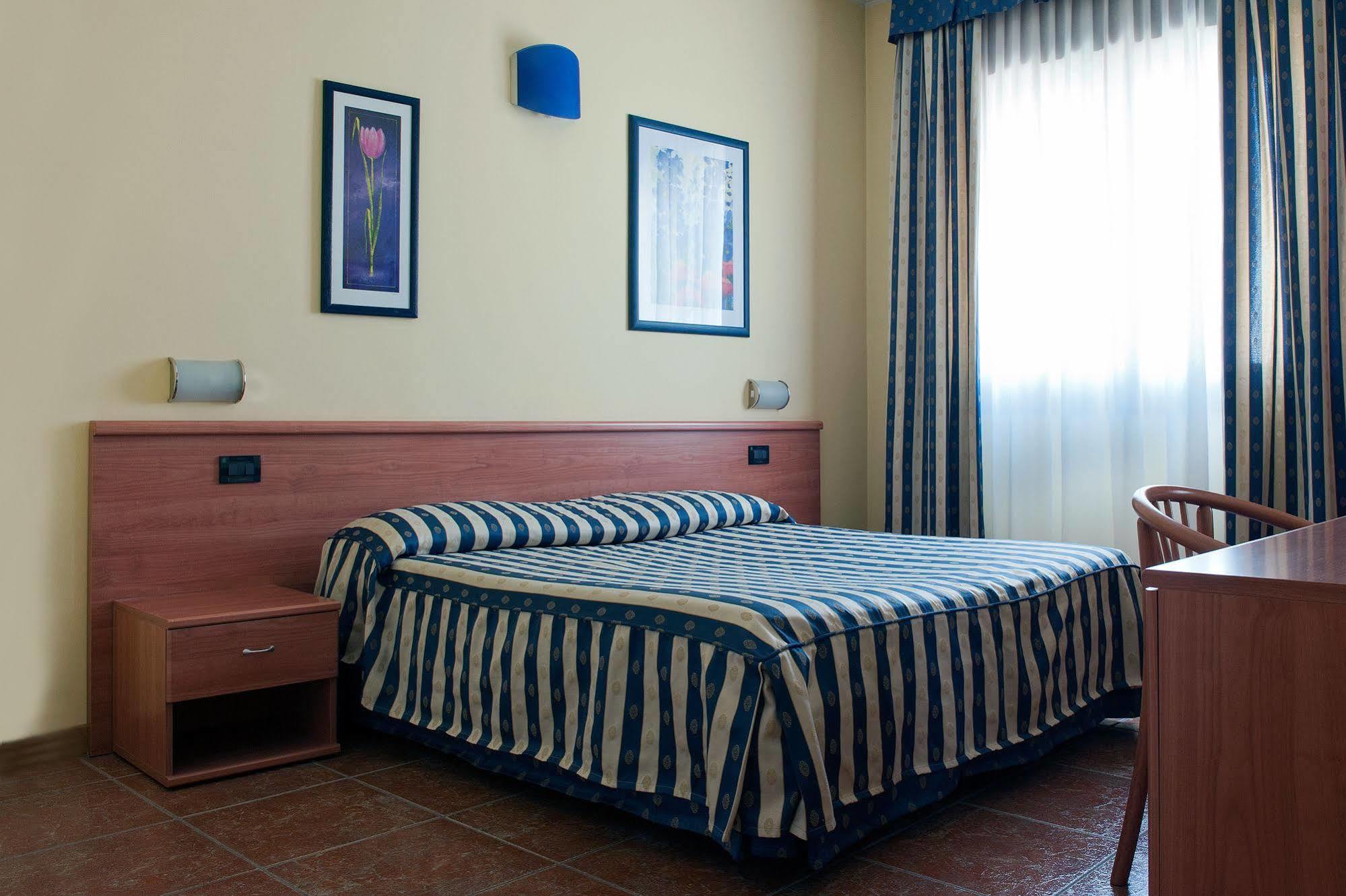 Hotel Blue Ribbon Vercelli Buitenkant foto